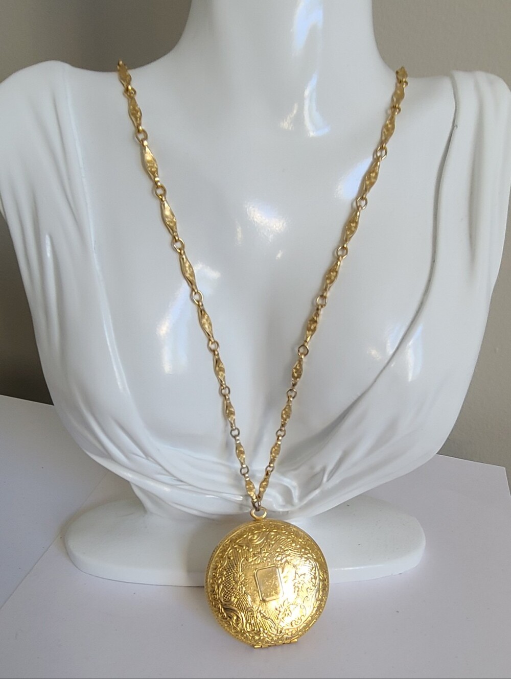 Vintage Costume Gold Tone Circle Engraved Filigree Locket Pendant Chain Necklace
